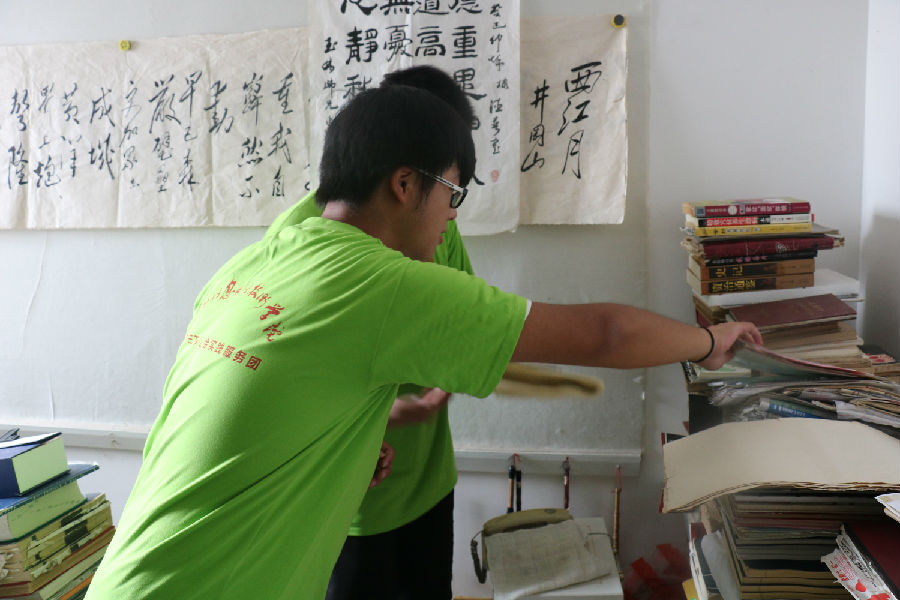 志愿者義務幫扶孤寡老人.JPG