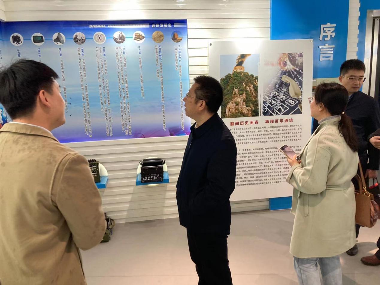 一群人在房間里站著人中度可信度描述已自動生成
