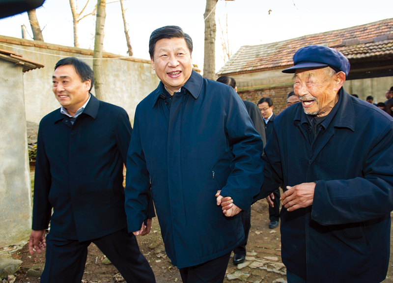 2013年11月24日至28日,中共中央總書記、國家主席、中央軍委主席習近平在山東考察。 這是25日下午,習近平在地處沂蒙老區的臨沭縣曹莊鎮朱村親切地拉著83歲的“老支前”王克昌的手去他家看望。 新華社記者 謝環馳/攝