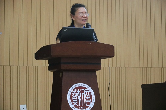 汽車工程學院副院長何宇漾致辭.JPG