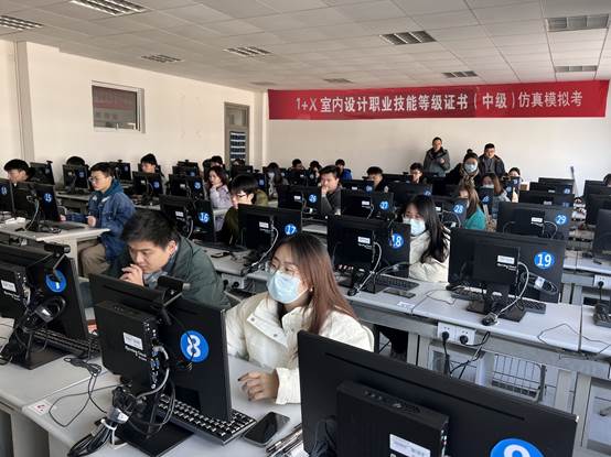 人們在看臺上的人和電腦低可信度描述已自動生成